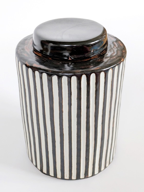 Image 1 of Recipiente de cerámica de mediados de siglo con tapa y rayas marrones y crema