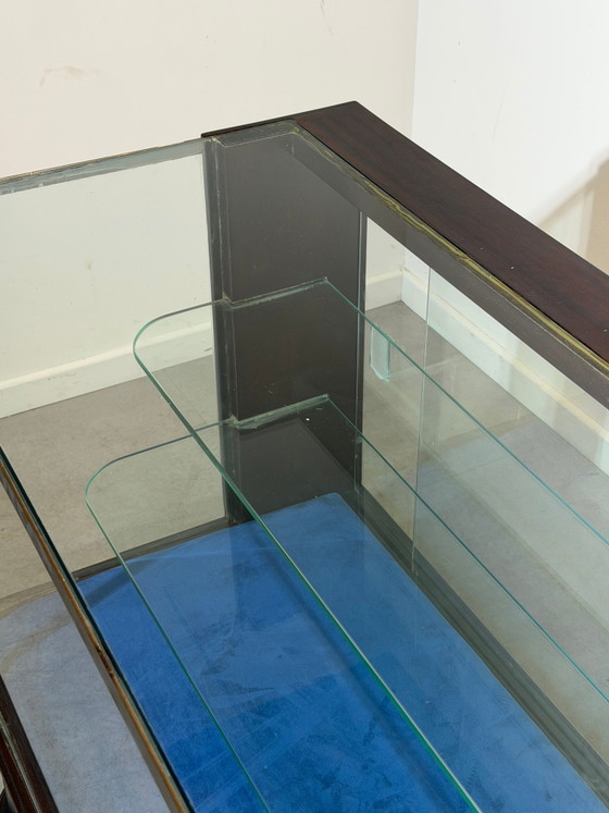 Vitrina expositora de caoba con puertas correderas de cristal. – Glass (photo 8 of 10)