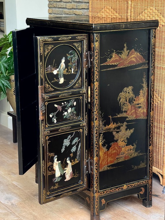 Image 1 of Armario chinoiserie antiguo con incrustaciones de nácar - Armario lacado chino