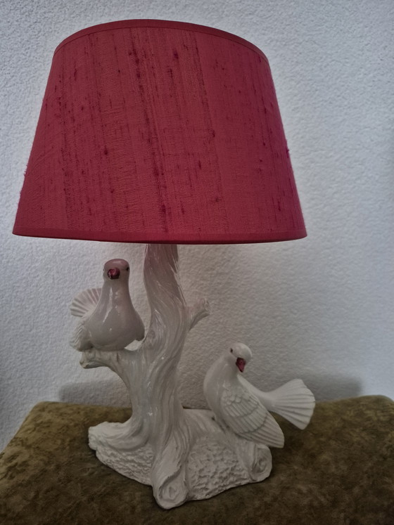 Image 1 of Vintage Hollywood Regency Italiaanse keramiek tafellamp duiven op boomstam 