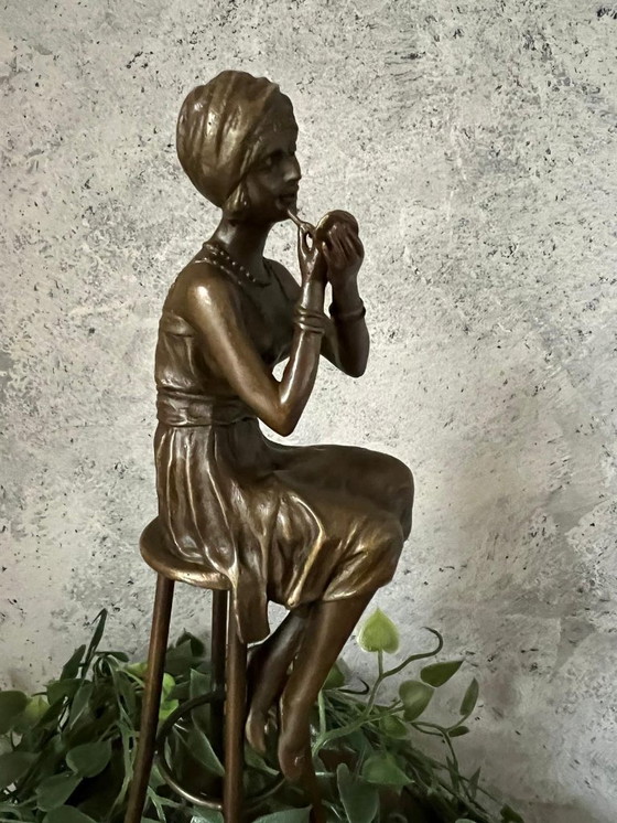 Image 1 of Bronzestatue – Elegante Dame auf einem Hocker im Charleston-Stil