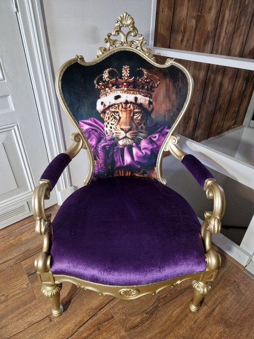Sillón teatral con pantera, cuadro y reposapiés