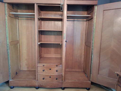 Armoire ancienne avec 2 sections suspendues et une étagère centrale.