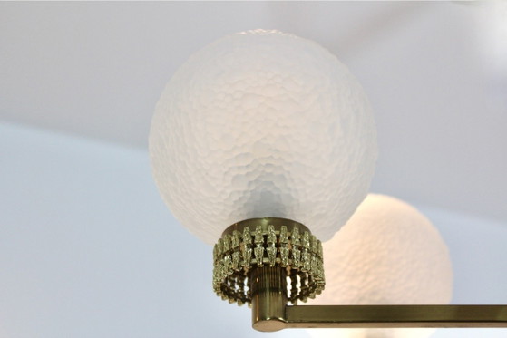 Lampadario francese in ottone e vetro smerigliato (foto 7 di 15)