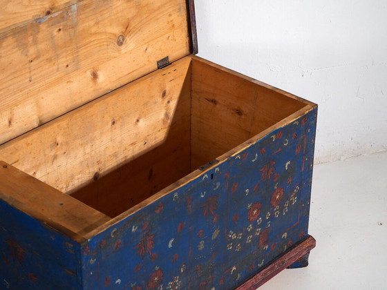 Antike marineblaue Truhe mit Blumendetails (ca. 1920) #94 – Aufbewahrungsschrank (photo 26 of 40)