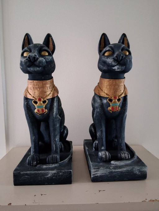 Set di statue di gatti egiziani (plastica) che rappresentano la dea Bastet