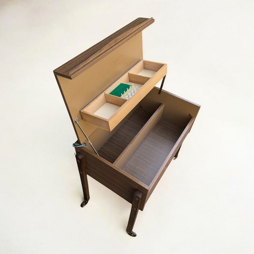Une rareté ! Armoire à roulettes de couture vintage des années 70 - dessus ouvrant, utilisation polyvalente, design Mid Century