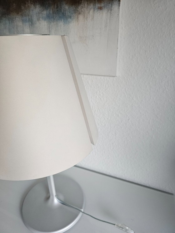 Artemide Melampo Tavolo – Large designer table lamp (Design: Adrien Gardère) – Aluminium, Cotton (photo 3 of 15)