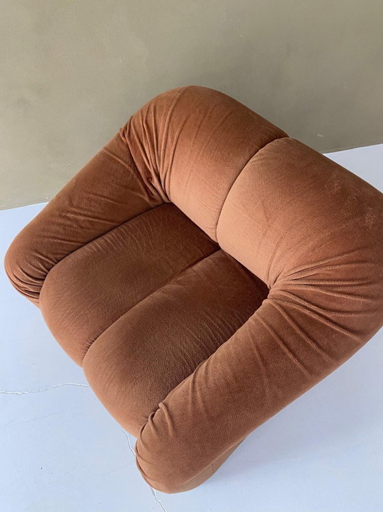 Image 1 of Fauteuil italien vintage moelleux en tissu velours orange terracotta