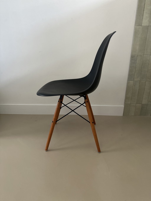 Silla Vitra Eames DSW negra en muy buen estado