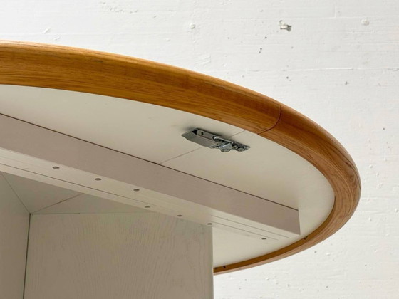 Image 1 of Tavolo da pranzo rotondo bianco, allungabile in legno massiccio