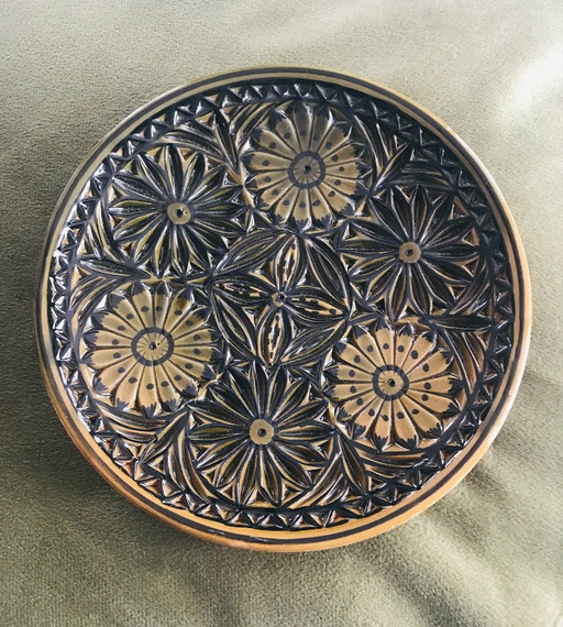 Small chiselled ceramic plate