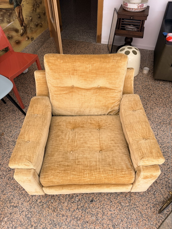 Image 1 of Extra grote fauteuil uit de jaren 70 in goudkleurig fluweel.