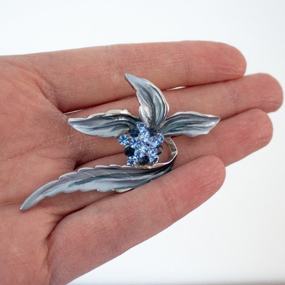 Image 1 of Spilla vintage a forma di fiore smaltato con strass blu