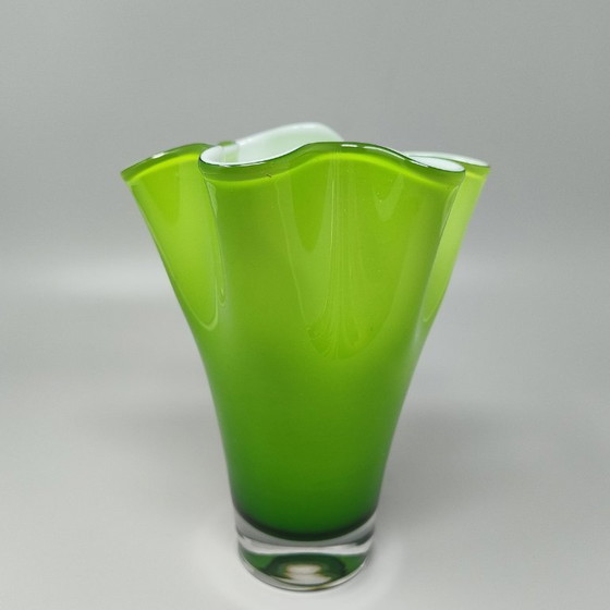 Image 1 of Étonnant vase vert "Fazzoletto" de Ca' Dei Vetrai en verre de Murano, datant des années 1960. Fabriqué en Italie