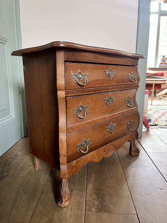 Image 1 of Antiek buikkastje in massief hout – elegant & tijdloos