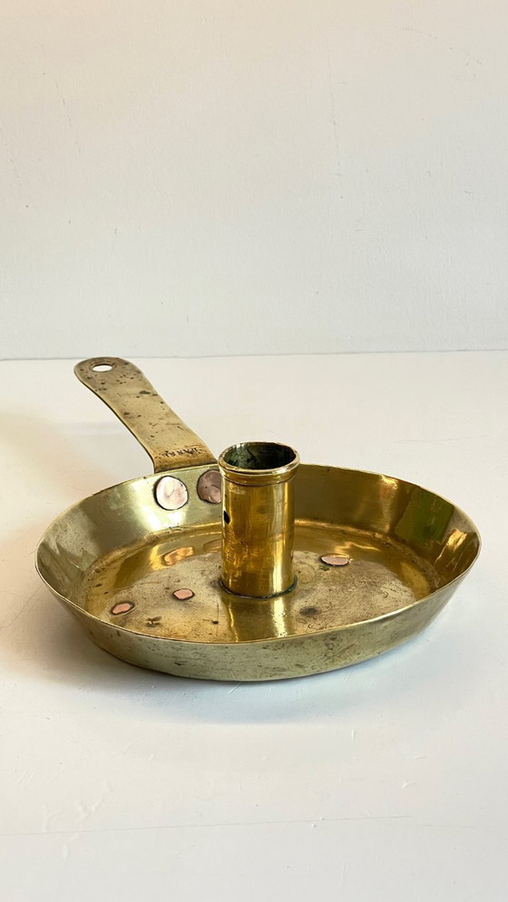 Image 1 of Antiker, niedriger Kerzenleuchter aus massivem Messing