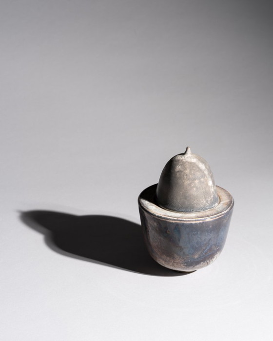 Image 1 of Studio Ceramic Box Duo – Mario Enke, Duitsland, 2010 · Reductiegebakken steengoed containers in grijze en blauwe tinten