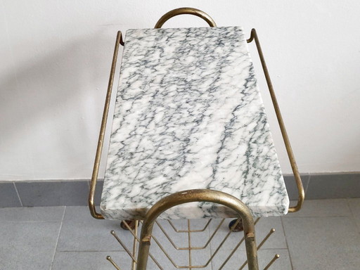 Revistero rodante vintage de latón y mármol de los años 50. Mesa auxiliar.