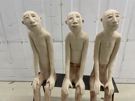 Image 1 of Tres hombres en un banco - obra de cerámica
