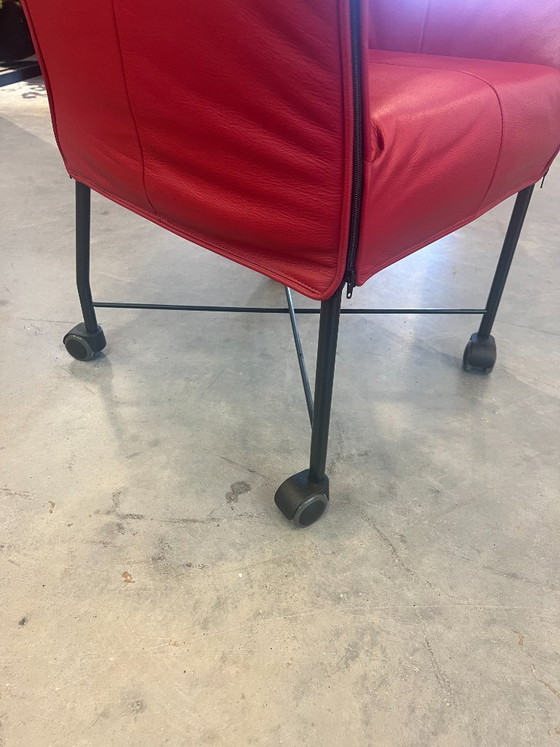 Image 1 of 4 fauteuils Montis Chaplin en cuir rouge avec roulettes pivotantes