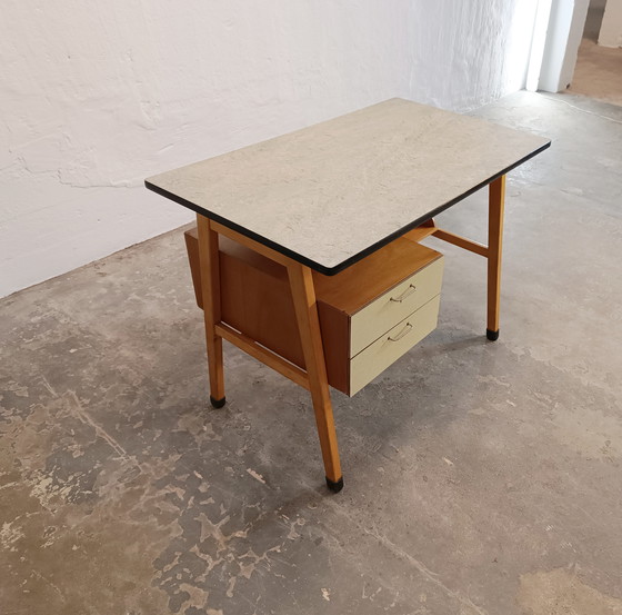 Image 1 of Scrivania vintage di piccole dimensioni, in legno e laminato.
