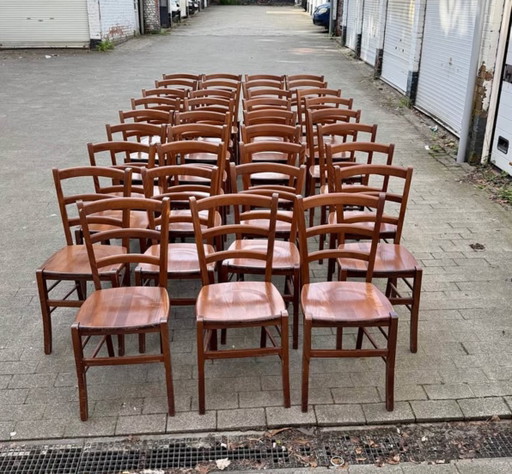 Set mit 35 Bistrostühlen – Walnuss