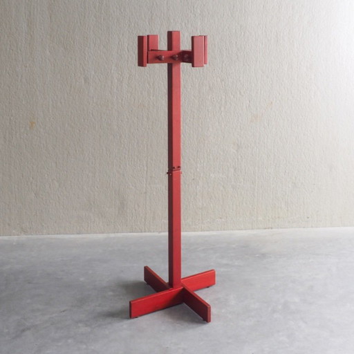 Postmodern Red Stained Pine Wood Coat Hanger – kapstokken