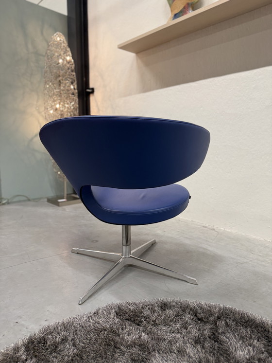 Image 1 of Sillón giratorio Varier Peel Club de cuero azul