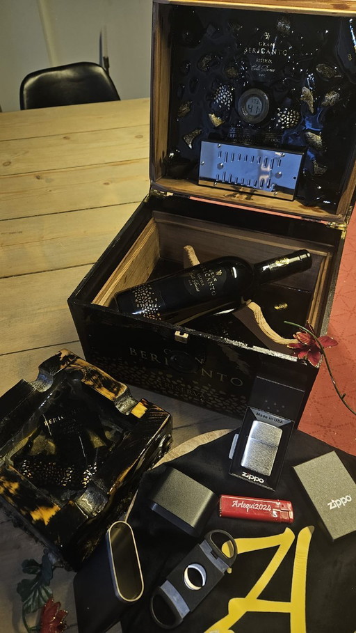 Exclusive Handmade Artequi Humidor - Cedarwood & Epoxy - Incl. Ashtray