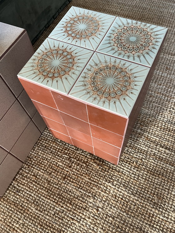 Image 1 of Carreaux anciens sur une petite table