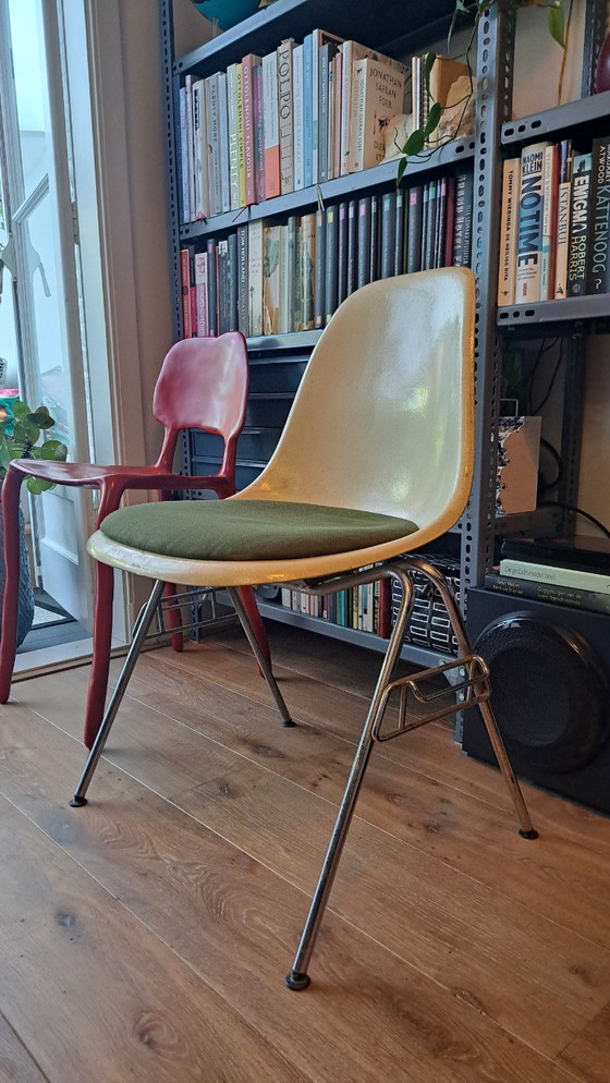 Image 1 of Herman Miller Eames DSS stoel