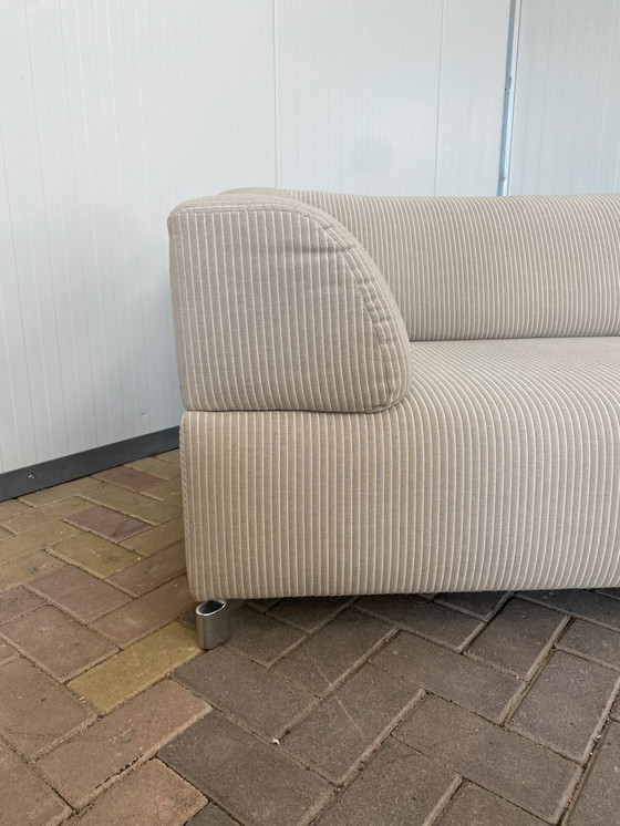 Image 1 of De stijlvolle Leolux Faya Lobi hoekbank in beige ribstof heeft een moderne, luxueuze uitstraling en biedt een ruime zithoek.