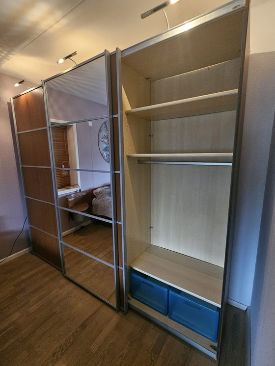 Image 1 of Armario con puertas correderas y espejo.