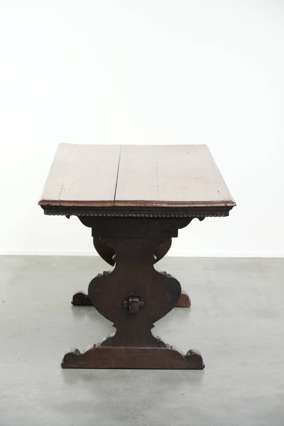 Image 1 of Authentic 16th-century Italian dining table made of walnut.