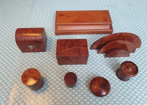 Exclusivo Set de Escritorio Art Déco de 8 Piezas en Madera de Raíz de Tuya Ricamente Veteada
