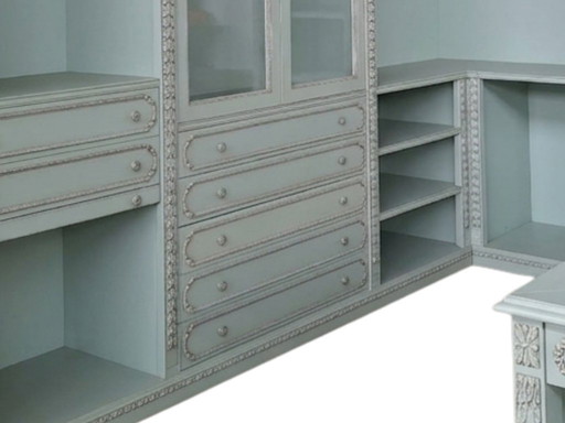 Vestidor clásico abierto en azul claro/gris perla con isla central multifuncional.