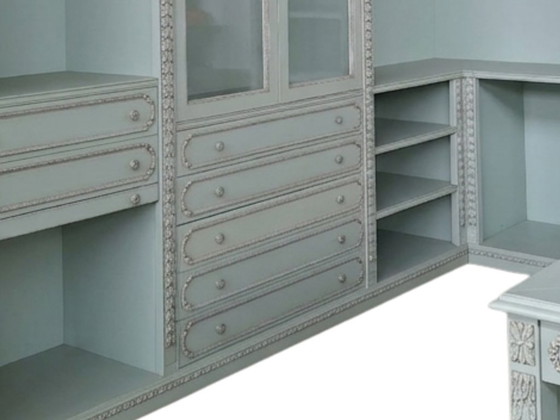 Image 1 of Vestidor clásico abierto en azul claro/gris perla con isla central multifuncional.