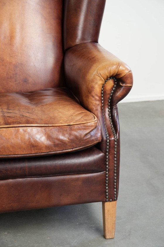Image 1 of Comfortabele rundleren oorfauteuil in Engelse stijl met een prachtige warme kleurstelling en een karaktervolle uitstraling