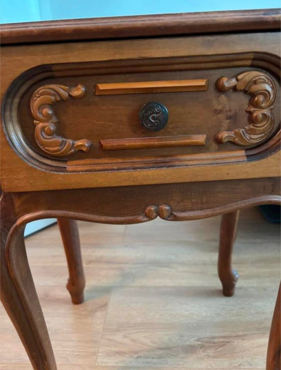 Image 1 of Klassieke bed met nachtkastjes van walnoothout