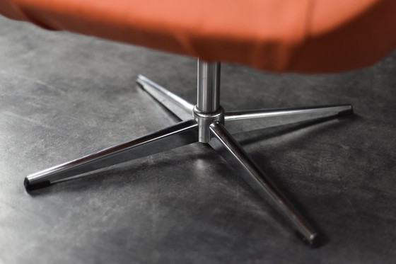 Image 1 of Fauteuil pivotant orange de style scandinave moderne vintage des années 1960