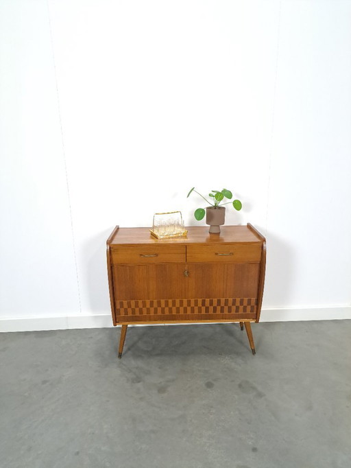 Schrank mit kariertem Furnier und Messinggriffen und -beinen