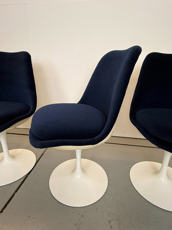 Image 1 of 6 sedie Seat Side rivestite in velluto blu, disegnate da Eero Saarinen per Knoll nel 1970.