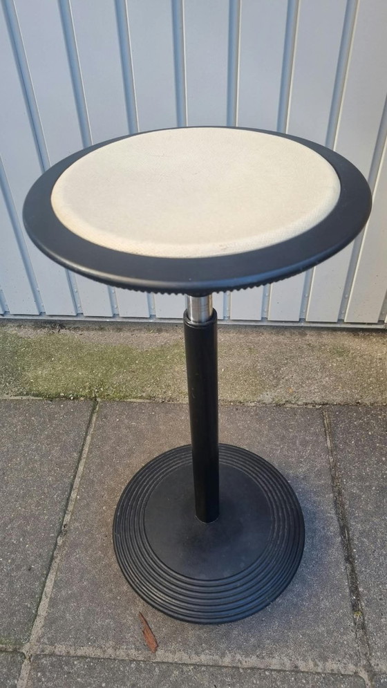 Wilkhahn Stitz 2 Sitz- und Stehhilfe, Hocker, Leder, Eisen, Creme (Foto 4 von 9)
