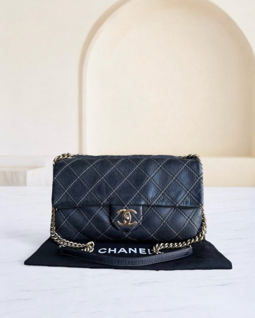 Chanel Seasonal Flap - Iriserende stiksels, gewatteerd leer, donkerblauw, goudkleurige hardware, serie 19