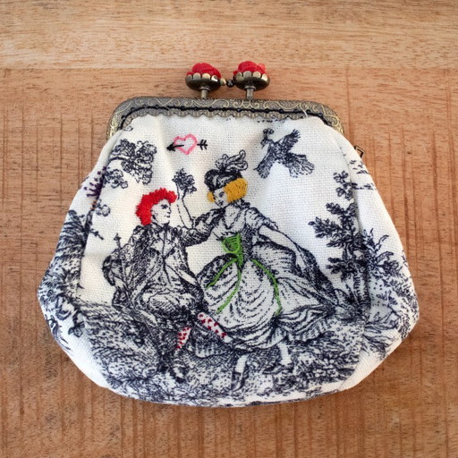 Portefeuille Toile de Jouy, trousse à maquillage à motif baroque et fermoir rose
