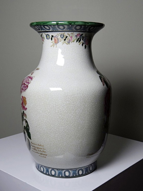 Image 1 of Impresionante jarrón antiguo de Wong Lee con cerámica craquelada y decoración botánica policromada, circa 1895.