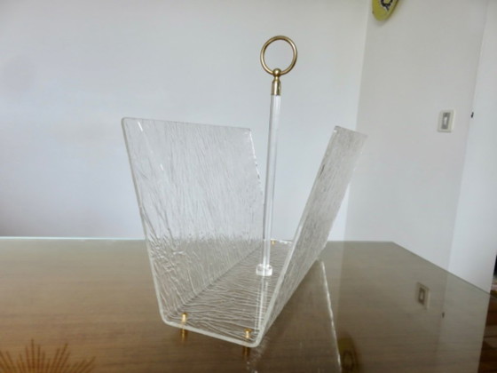Image 1 of Porte revues " ROCHE BOBOIS " en plexiglas transparent et laiton années 70