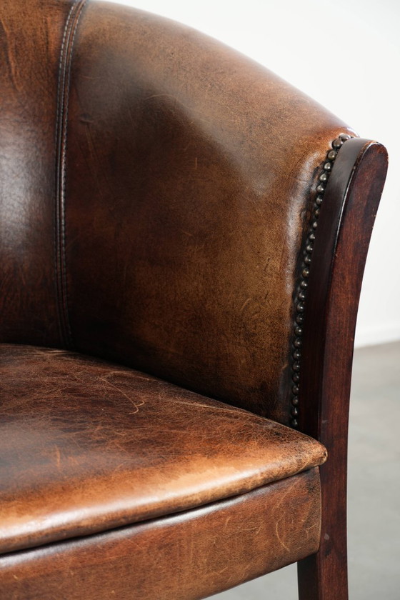Image 1 of 2x handige schapenleren bijzetstoel/ fauteuil/tubchair met karakter en een mooi patina