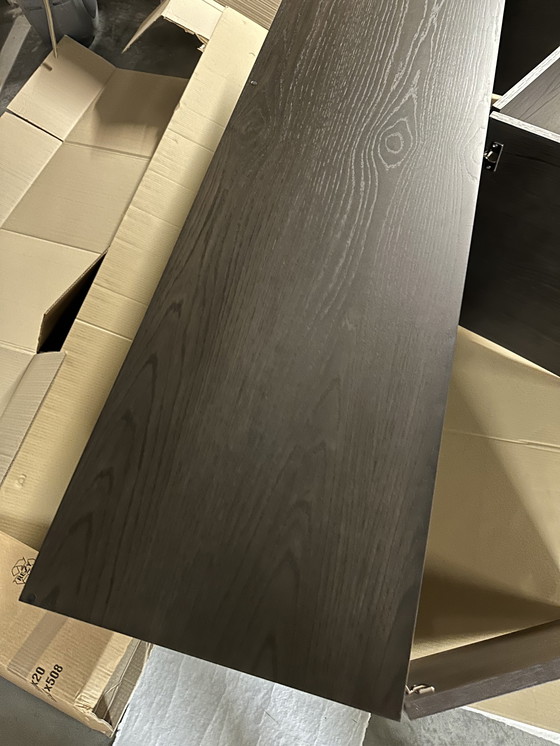 Image 1 of 4-TÜRIGES SIDEBOARD AUS GRAUEM EICHENHOLZ AUF MASSIVEM SOCKEL OHNE GRIFFE